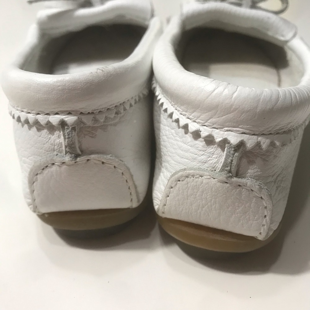 Minnetonka White Moccasins EUC Size 5 - Picture 3 of 6